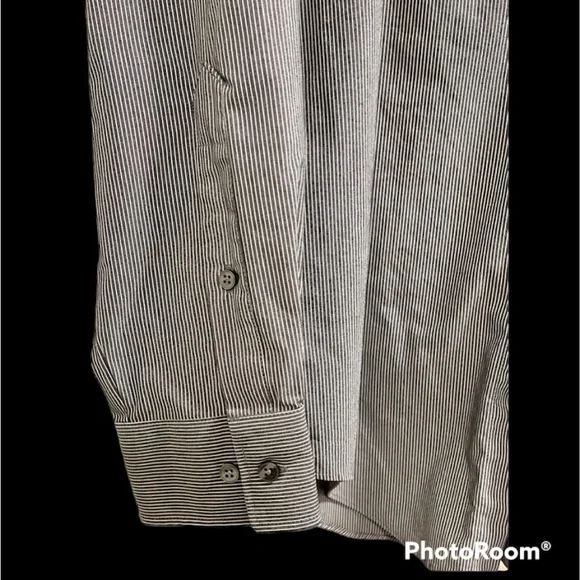 𝅺Men’s Van Heusen button down dress shirt. - Picture 5 of 8